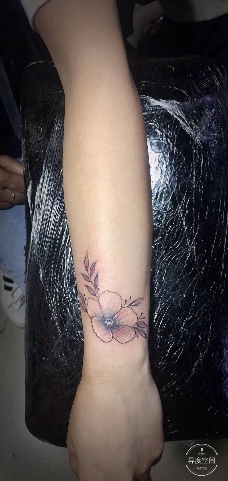 疤痕遮盖纹身图片_手臂点刺花遮盖疤痕纹身图案