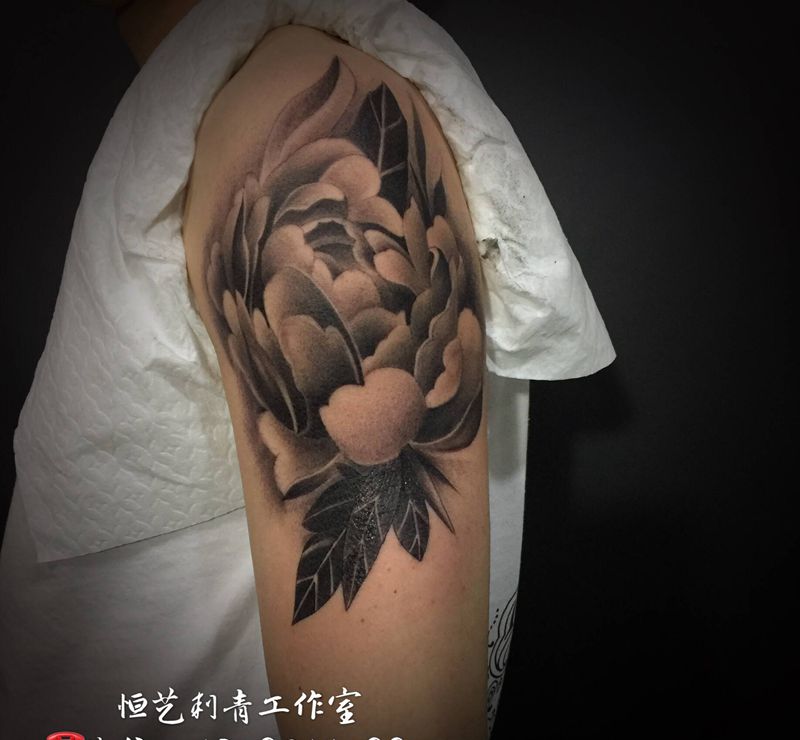 牡丹纹身图片_臀部欧美写实纹身图案