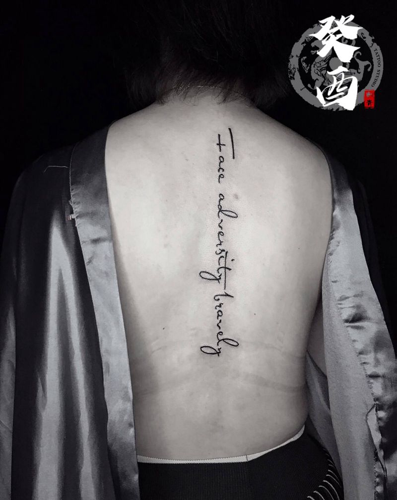 字母纹身图片_背部字母纹身图案