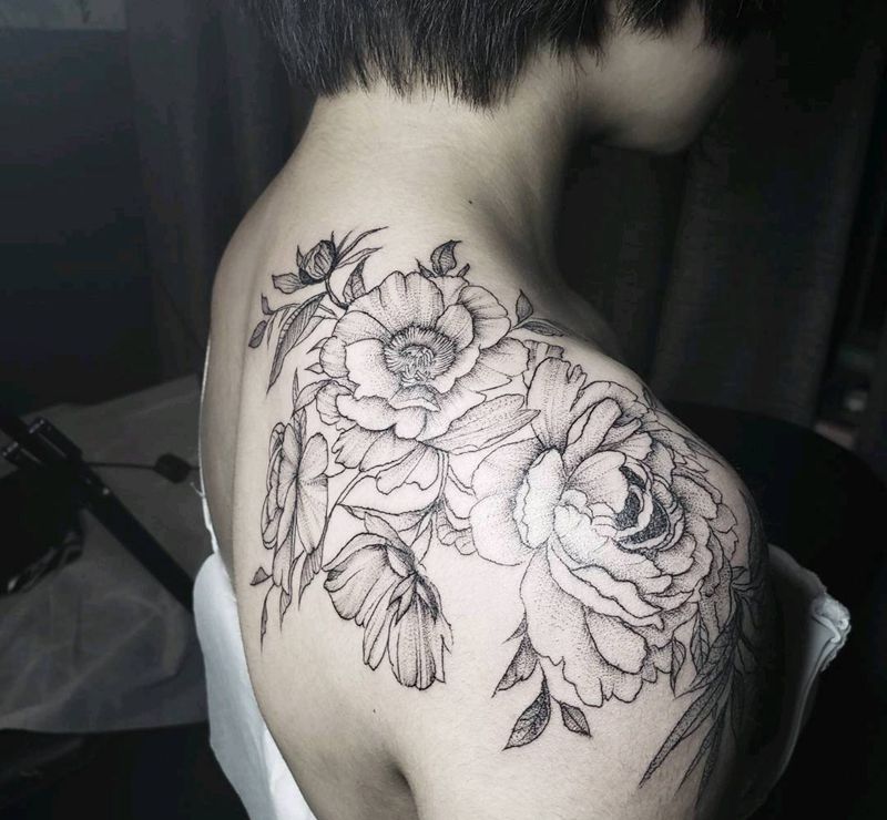 黑灰花纹身图片_肩部纹身图案