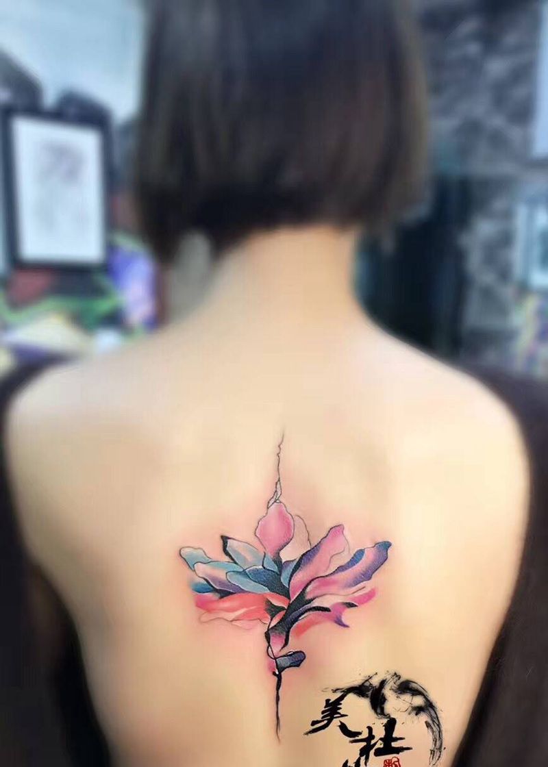 莲花。纹身图片_成品背部欧美清新植物纹身图案