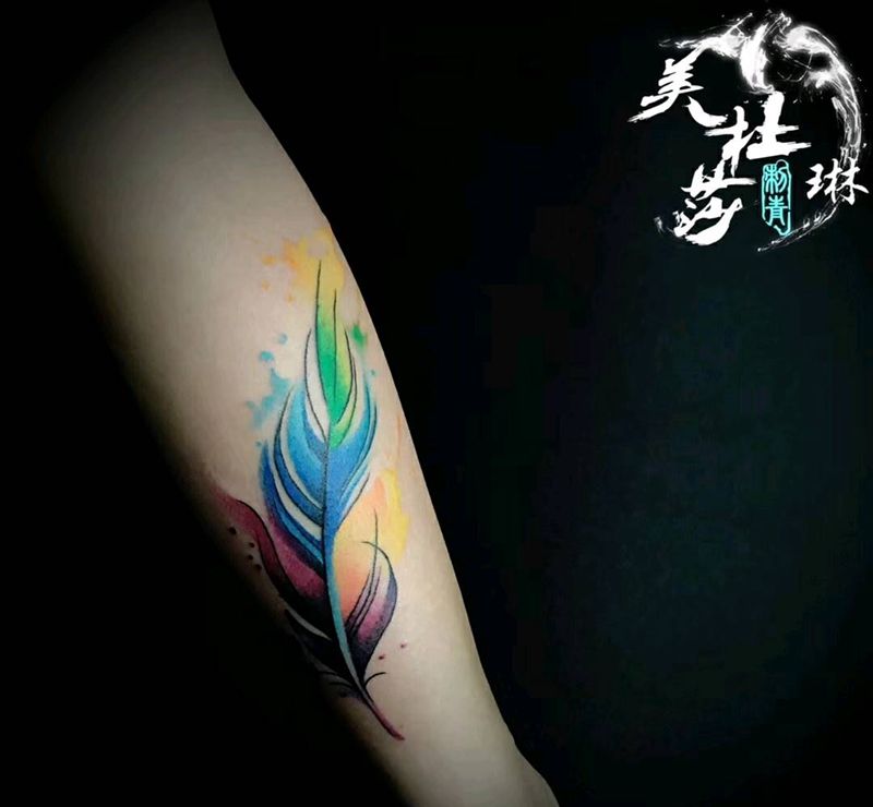 羽毛纹身图片_手臂水彩纹身图案