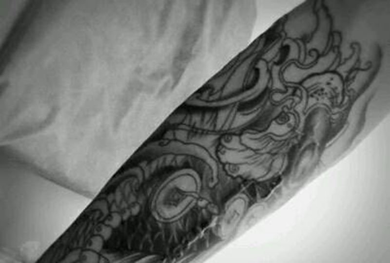 小臂鲤鱼割线，下次上彩色部分纹身图片