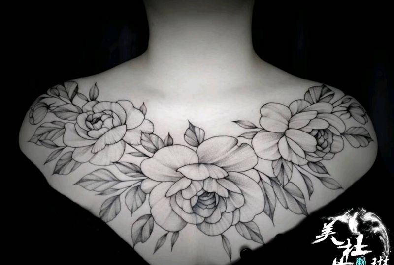 素花纹身图片_胸部纹身图案