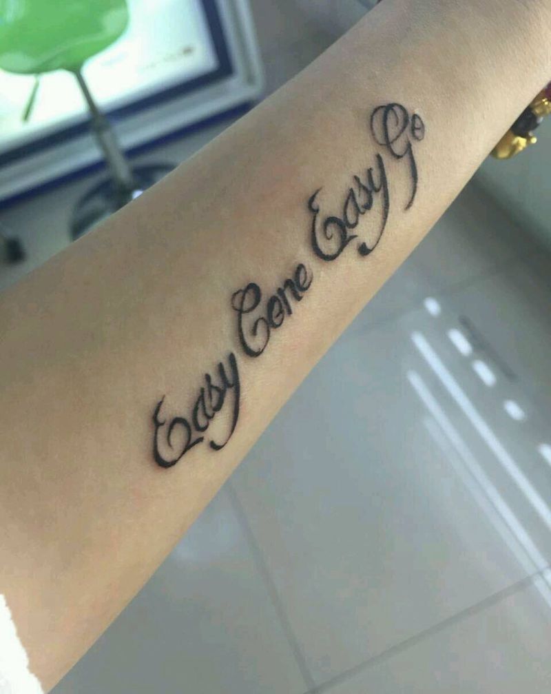 手臂字母纹身图片