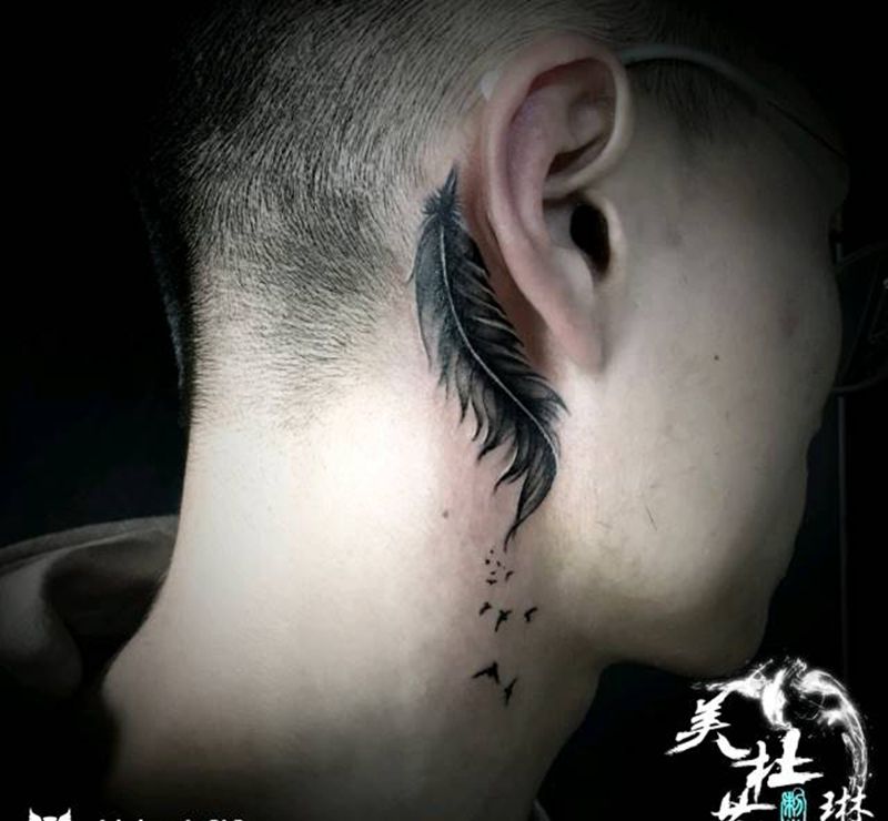 羽毛纹身图片_颈部欧美写实纹身图案