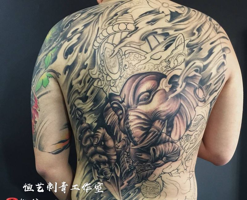 满背象神纹身图片