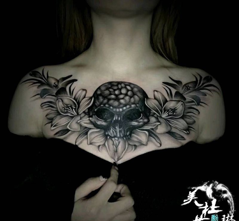 死亡与新生纹身图片_胸部纹身图案
