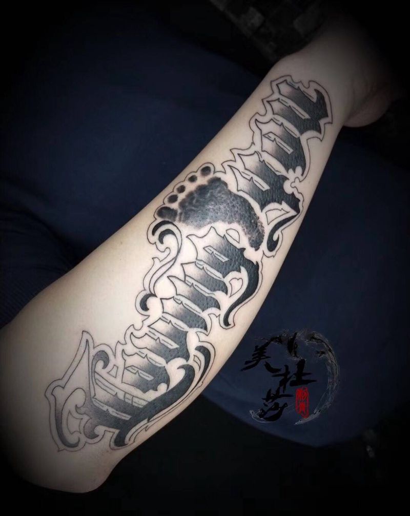 为客人设计的带孩子脚印的奇卡诺纹身图片_成品手臂欧美字符原创纹身图案