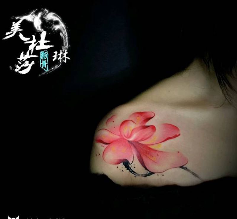 性感的水彩莲花纹身图片_肩部胸部新传统纹身图案