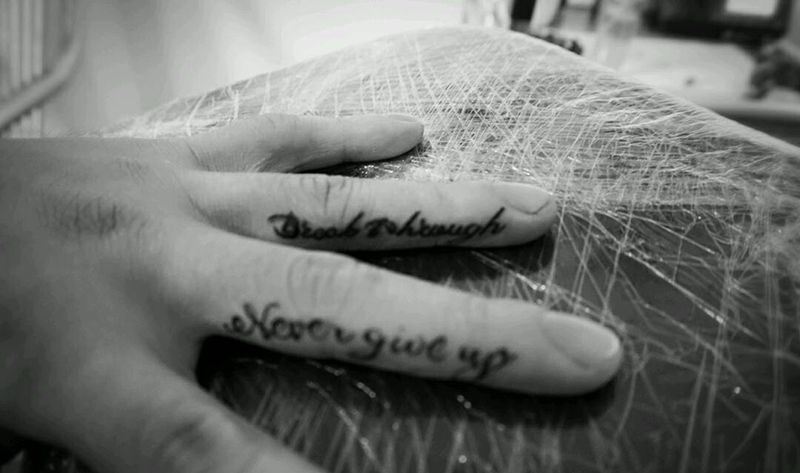 手指几字母纹身图片