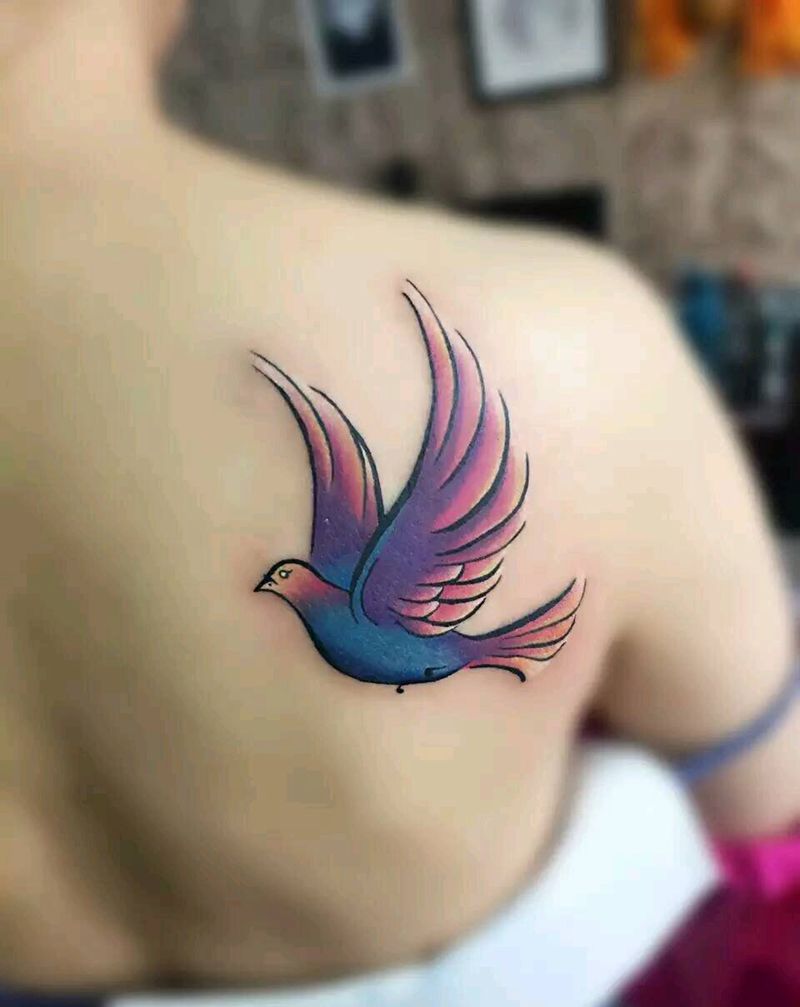 燕子纹身图片_肩部背部清新动物生活成品纹身图案