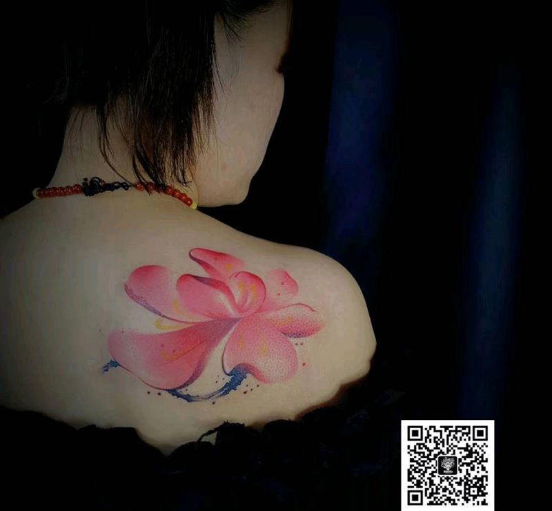 莲花纹身图片_肩部纹身图案