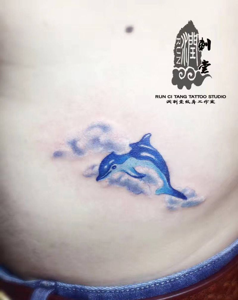 海豚纹身图片_成品腰部腹部清新动物静物纹身图案