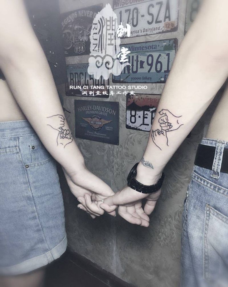 润刺青出品#手拉手#纹身图片_成品手部手臂欧美清新情侣几何字符纹身图案