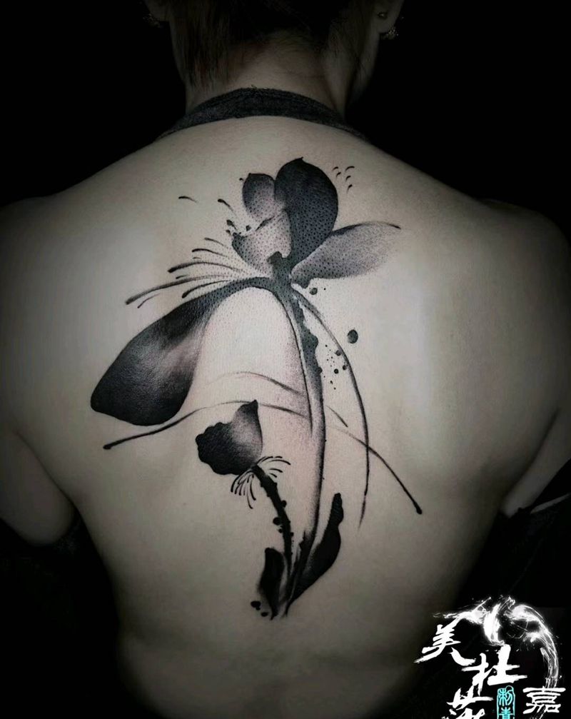 水墨莲花纹身图片_背部水墨纹身图案