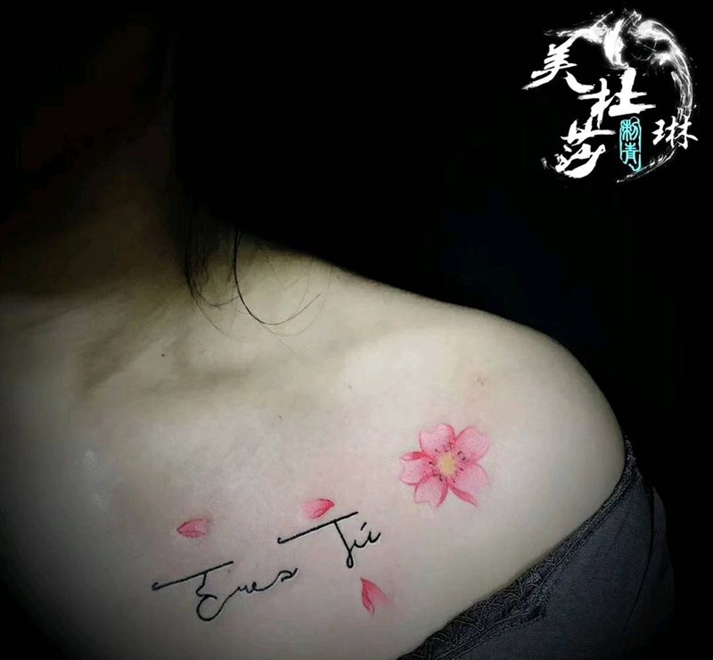 字母纹身图片_肩部纹身图案