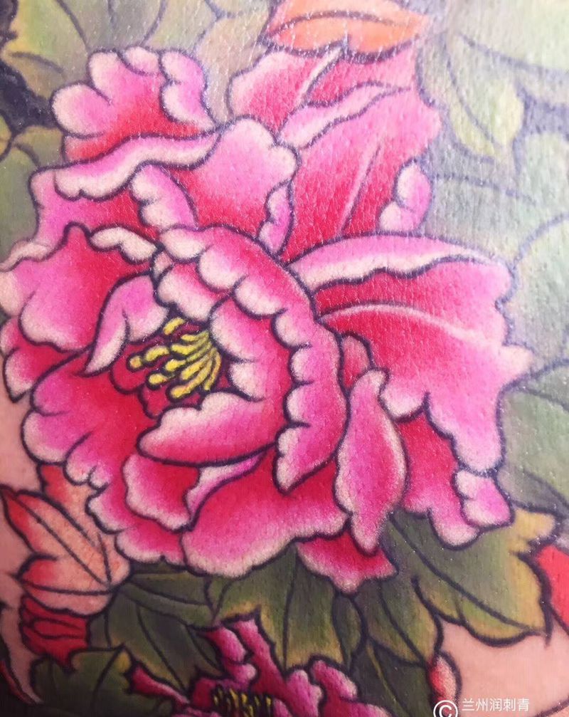 中国风工笔牡丹纹身图片_成品背部国画植物纹身图案