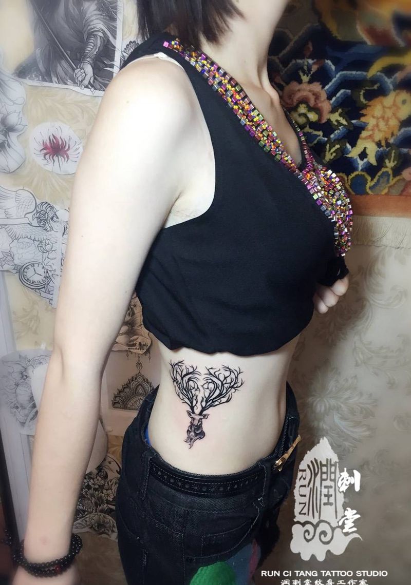 丛林麋鹿纹身图片_腰部成品清新欧美动物纹身图案