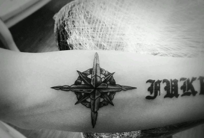 小臂字母纹身图片