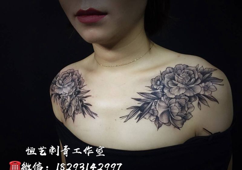 双肩花纹身图片
