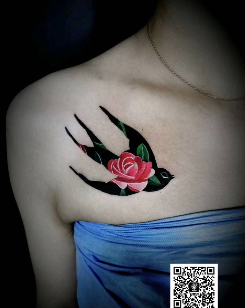 燕子纹身图片_胸部New School纹身图案