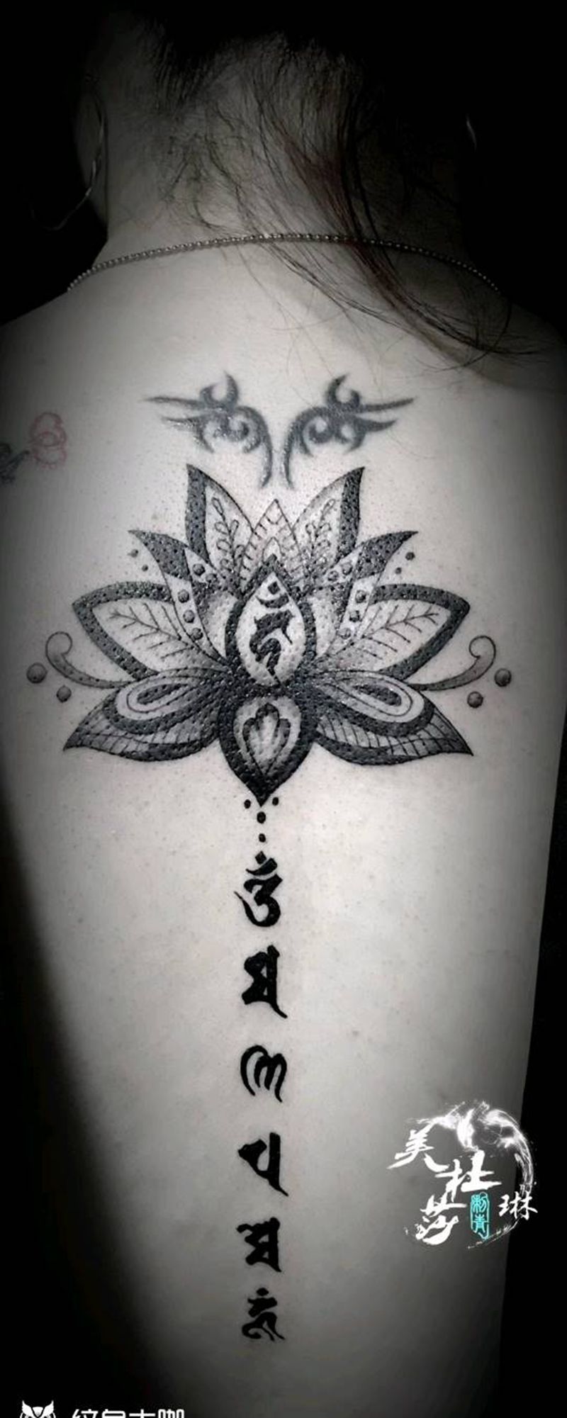 梵花六字真言纹身图片_背部纹身图案