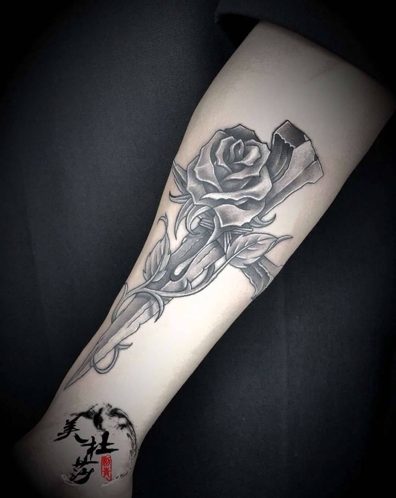玫瑰纹身图片_成品手臂写实植物纹身图案