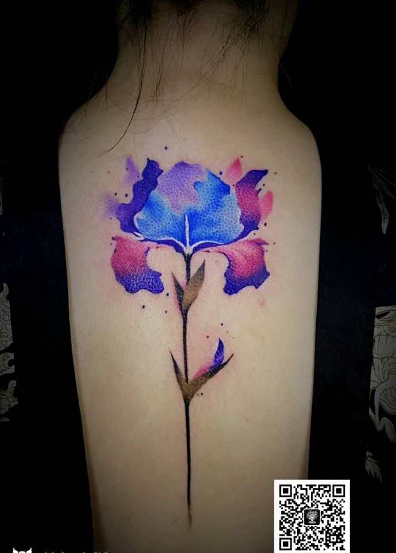 花纹身图片_背部水彩纹身图案