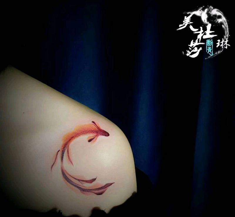 鱼纹身图片_肩部纹身图案