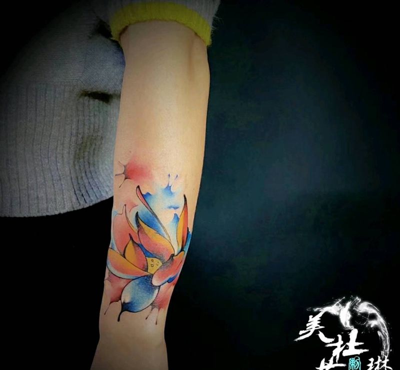 莲花纹身图片_手臂水彩纹身图案
