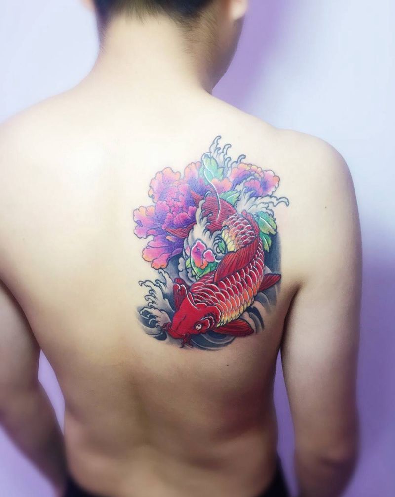 彩色锦鲤纹身图片_背部传统动物纹身图案