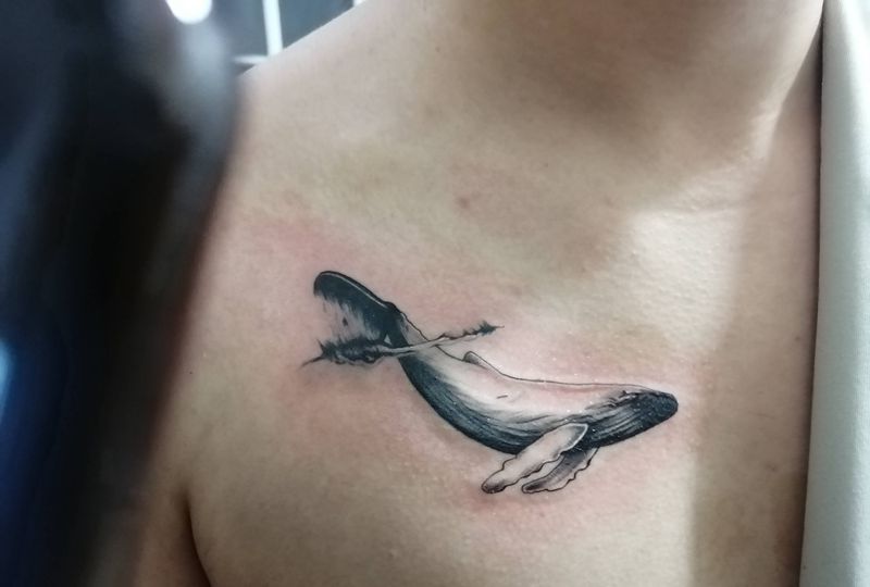 鲸鱼纹身图片_胸部纹身图案