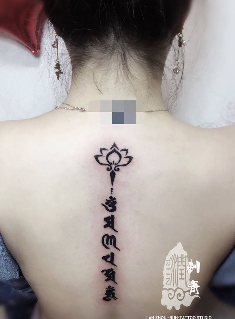 六字真言纹身图片_成品背部传统字符图腾纹身图案