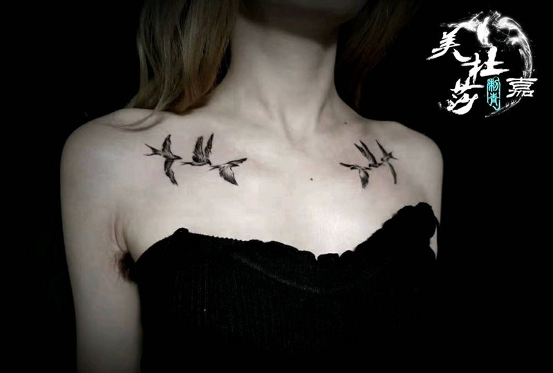 燕子纹身图片_肩部纹身图案