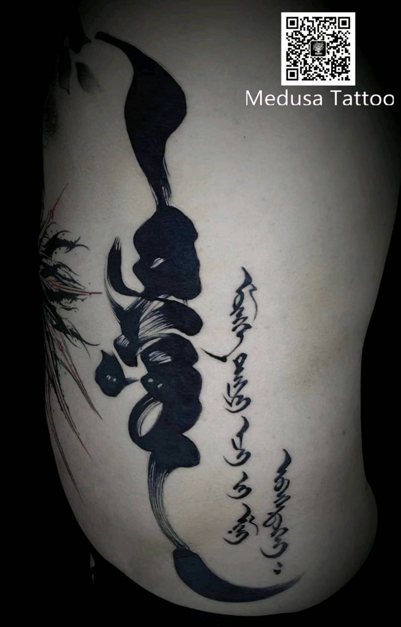 蒙文纹身图片_腰部图腾纹身图案