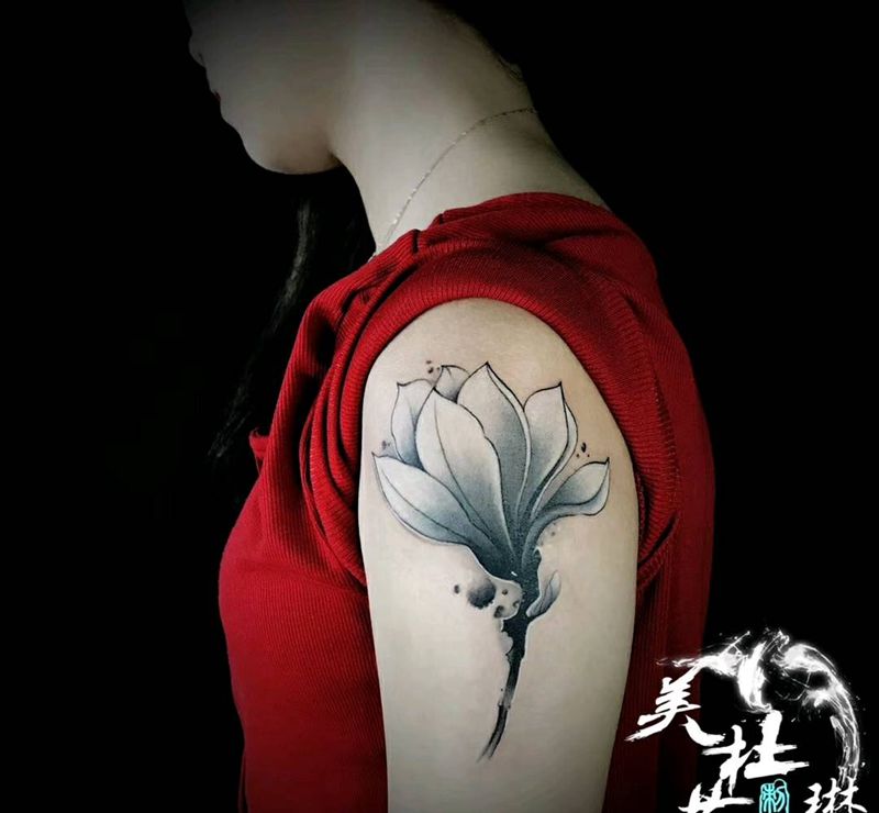 玉兰花纹身图片_手臂水彩纹身图案