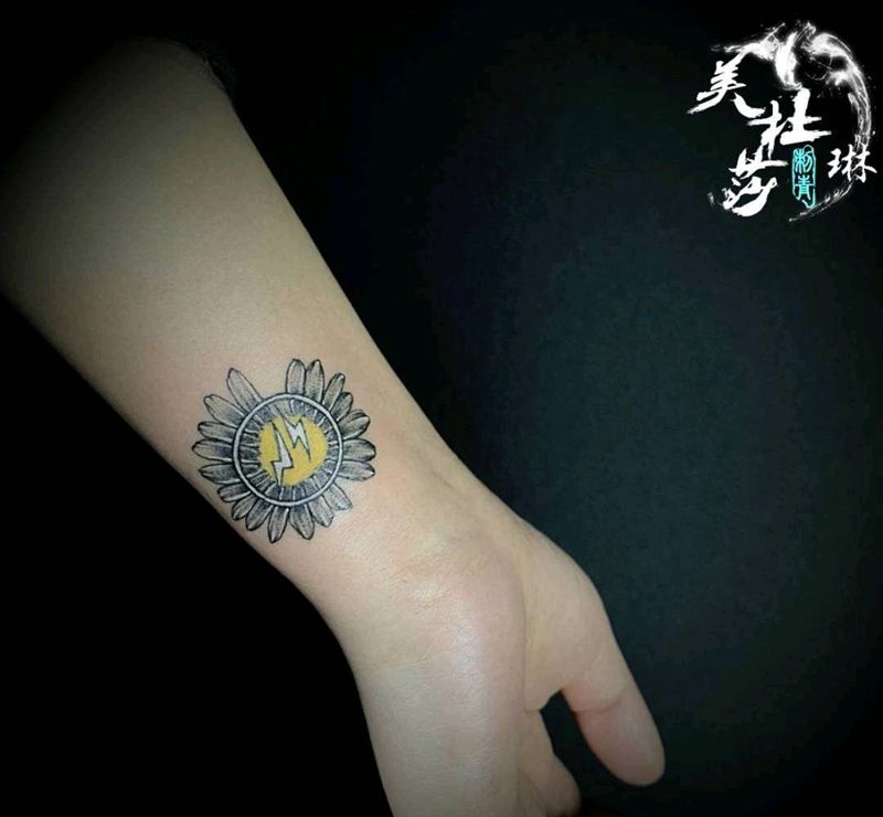 雏菊纹身图片_手臂纹身图案