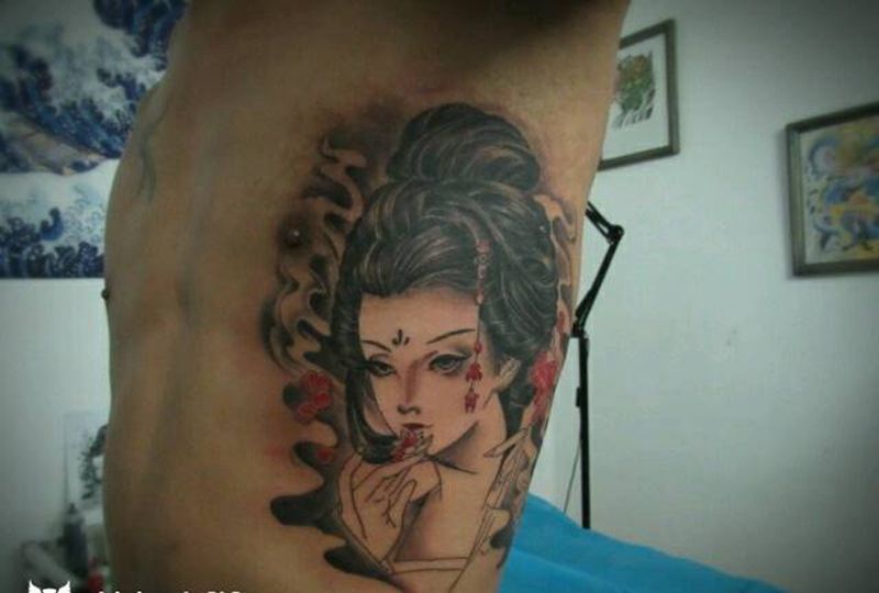 肋骨艺妓纹身图片_腰部传统人物成品纹身图案