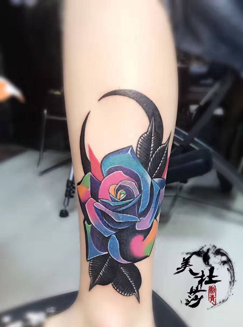 玫瑰遮盖。纹身图片