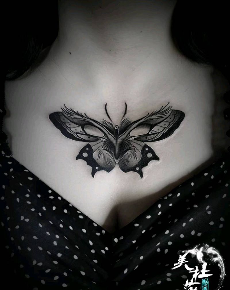 蝴蝶纹身图片_胸部纹身图案