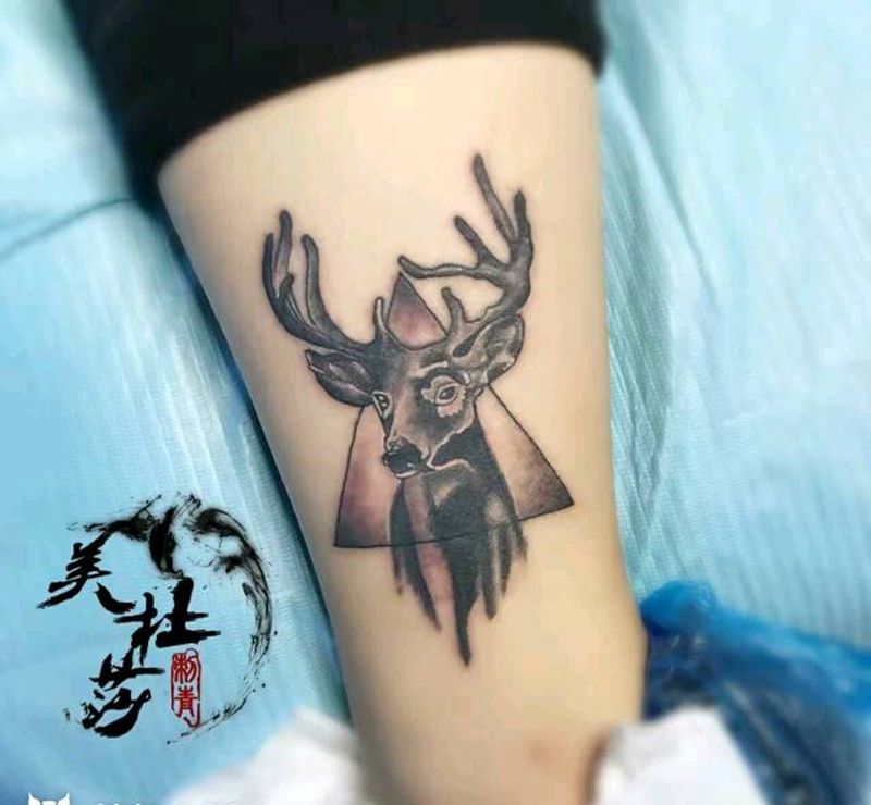 鹿纹身图片_腿部欧美动物原创生活成品纹身图案