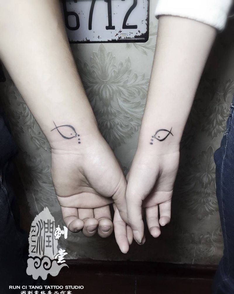 相濡以沫纹身图片_欧美清新成品手臂字符情侣几何纹身图案