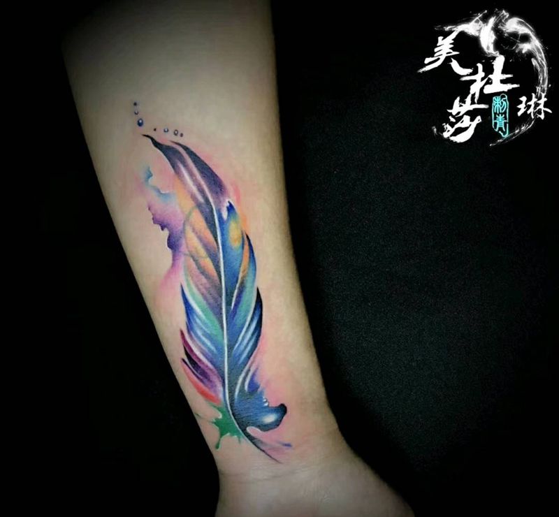 羽毛遮盖纹身图片_手部水彩纹身图案