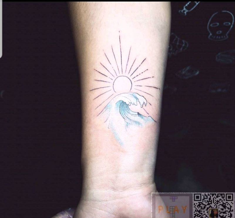 照浪纹身图片_手部纹身图案