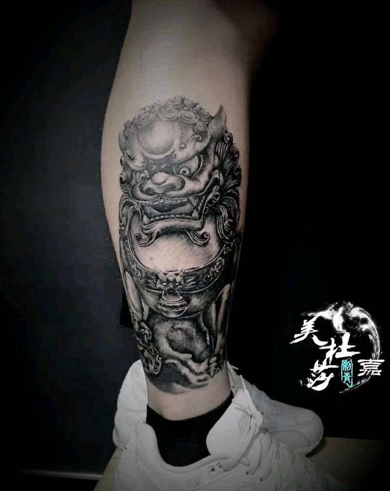石狮子纹身图片_腿部纹身图案