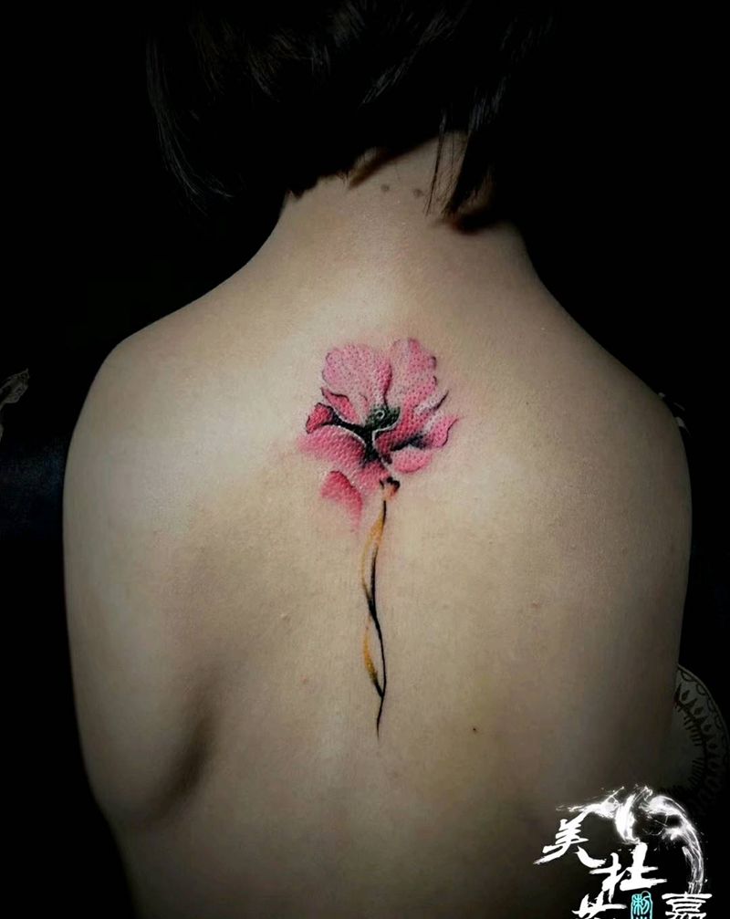 水彩花纹身图片_背部纹身图案