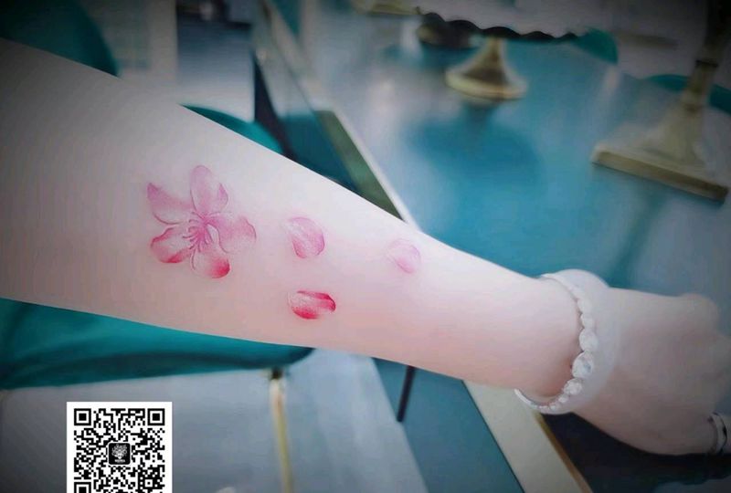 桃花纹身图片_手臂New School纹身图案