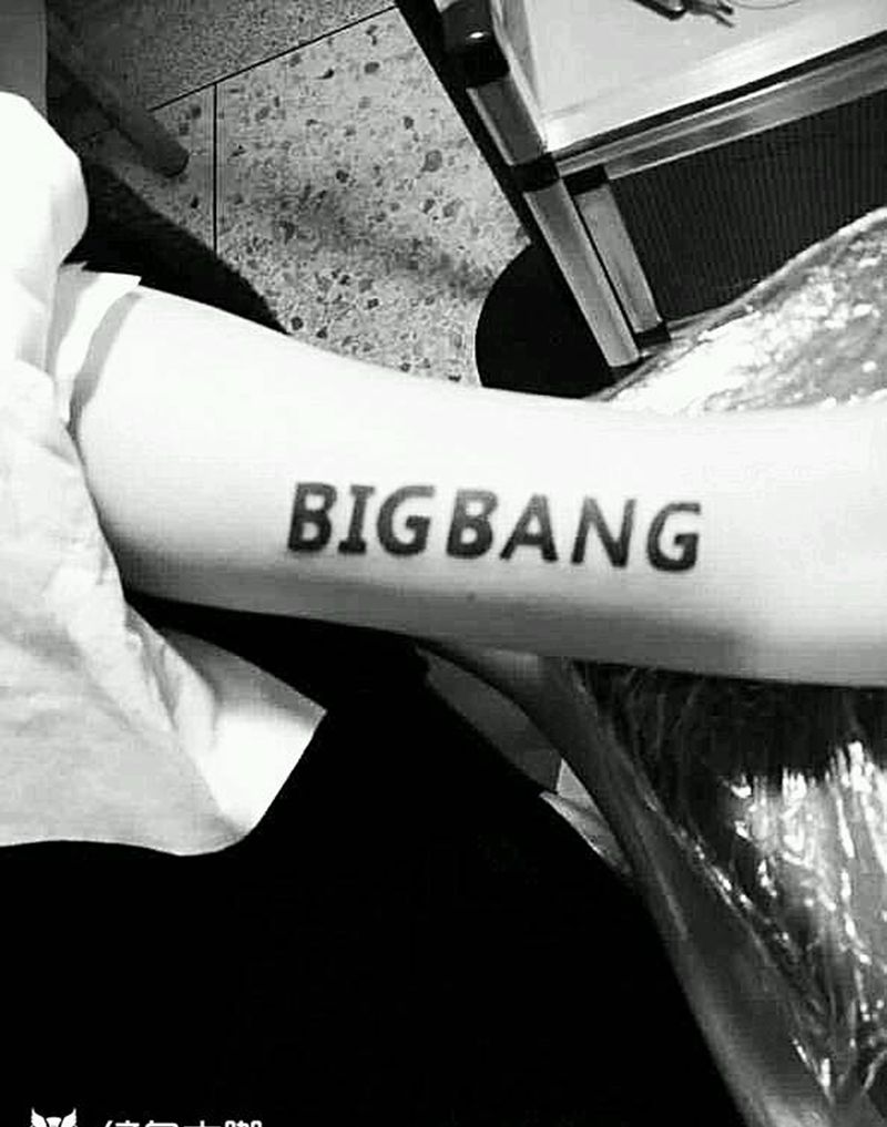 权志龙铁粉纹身图片_手臂欧美字符纹身图案