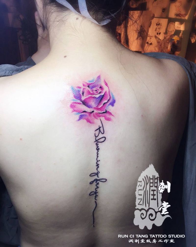 脊椎玫瑰纹身图片_欧美背部颈部成品清新植物字符纹身图案